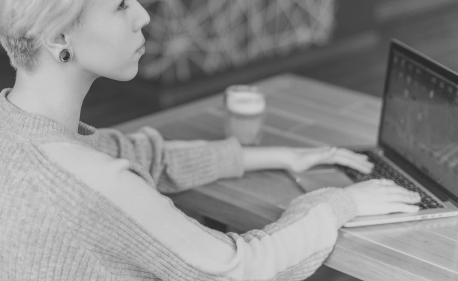 Arbeitsplatz mit Finanzberichten und Analysewerkzeugen