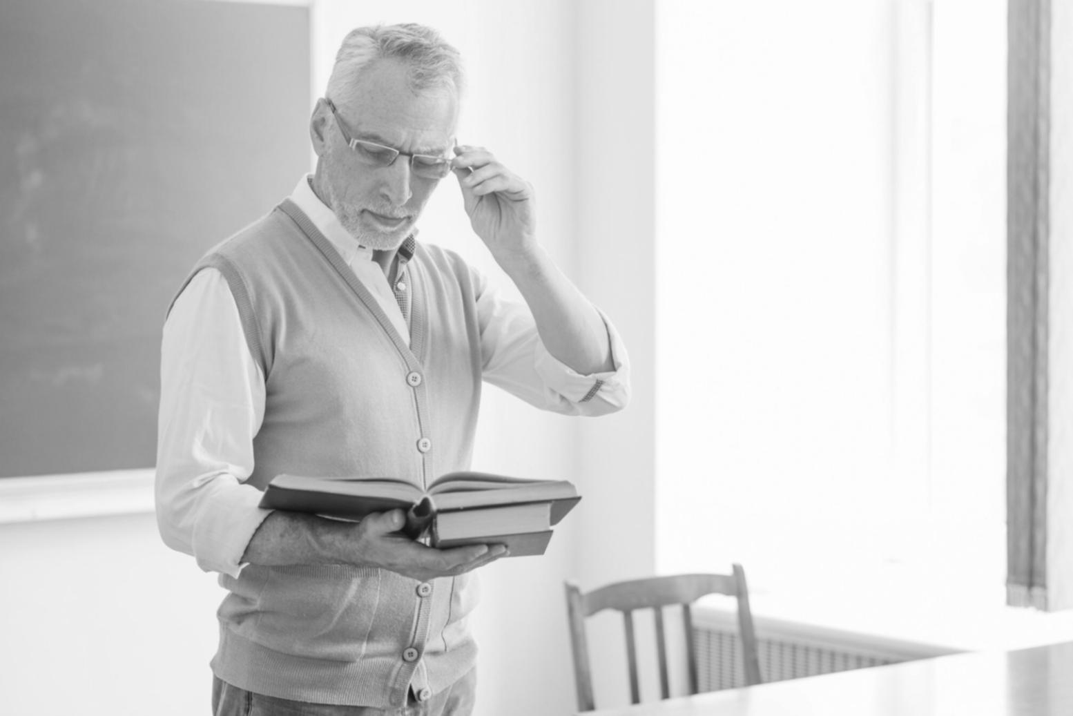 Finanzberichte und Analyse-Tools auf einem modernen Schreibtisch