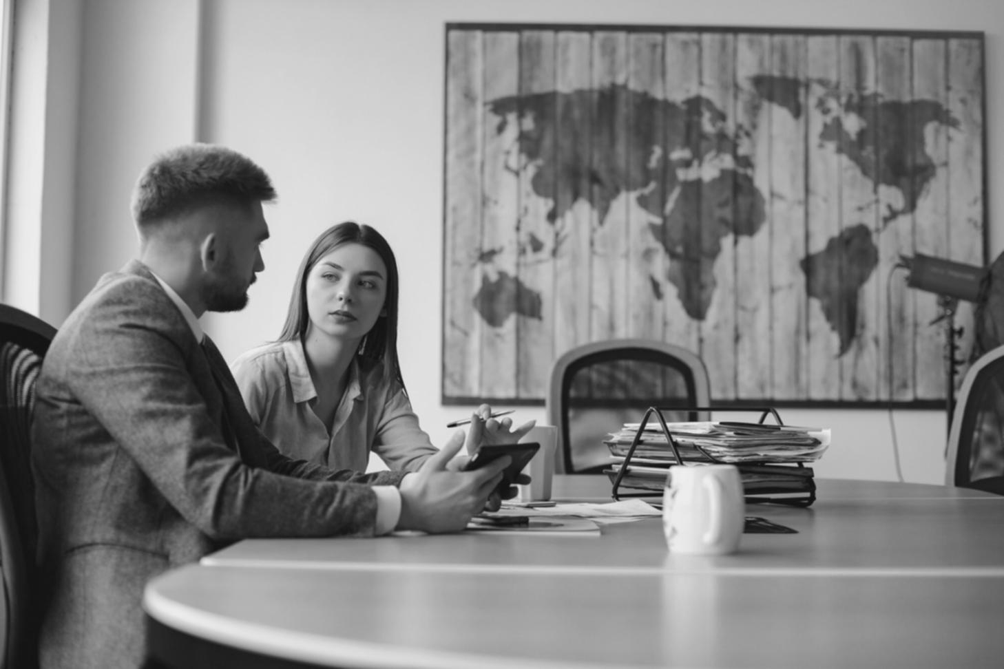 Studierende analysieren Finanzkennzahlen am Schreibtisch